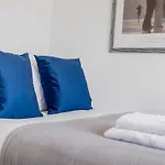 4 Bedroom House With Parking & Garden By Cherry Inn Short Let\'S & Services Accomodation