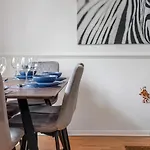 4 Bedroom House With Parking & Garden By Cherry Inn Short Let\'S & Services Accomodation