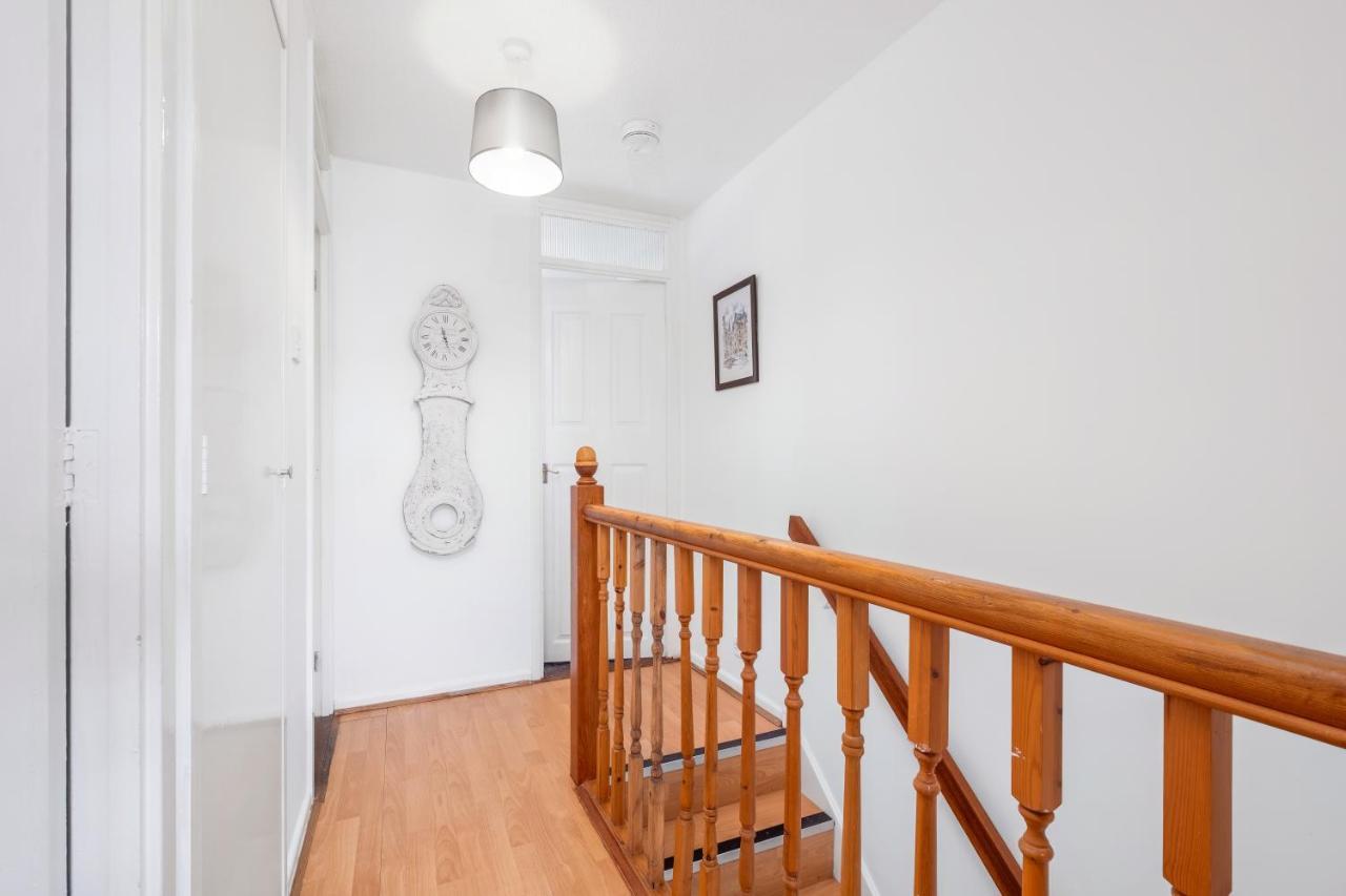 4 Bedroom House With Parking & Garden By Cherry Short Let's & Services Apartemen *