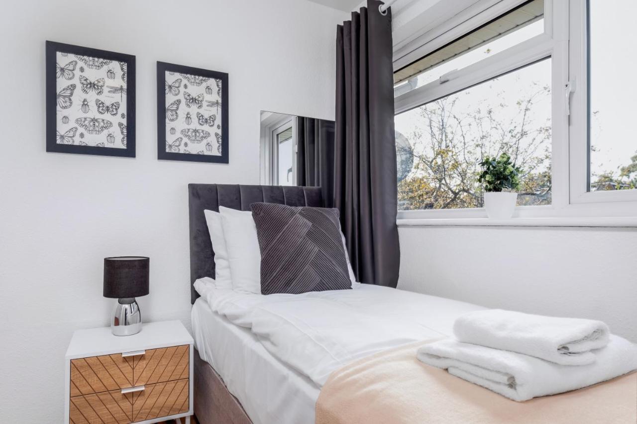 4 Bedroom House With Parking & Garden By Cherry Short Let's & Services Apartemen