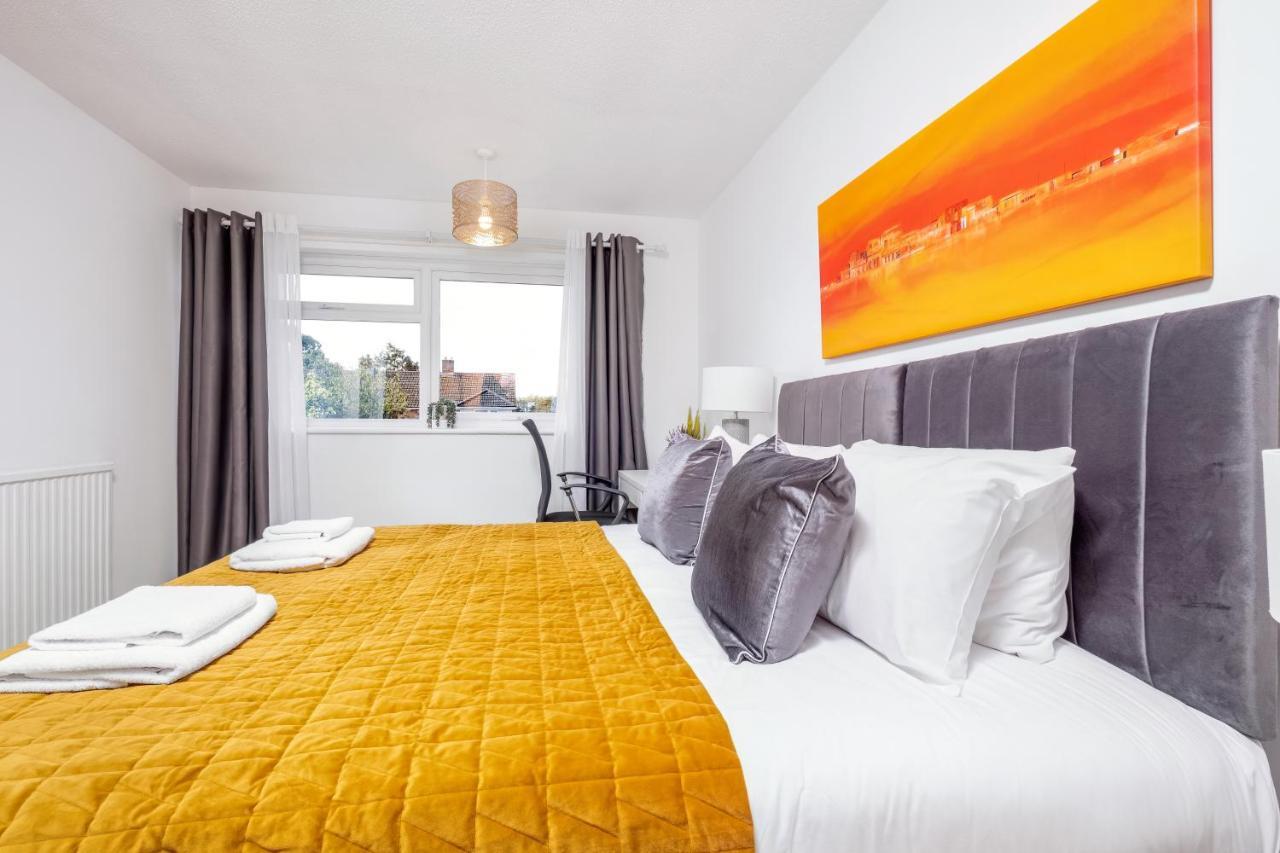 Apartemen 4 Bedroom House With Parking & Garden By Cherry Short Let's & Services